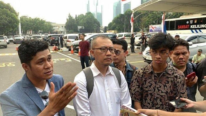 Keluarga Sultan Rif'at Alfatih masih memperjuangkan keadilan bagi Sultan, mahasiswa yang lehernya terjerat kabel fiber optik. Fatih (tengah), ayah Sultan Rifat, menuntut permintaan maaf Bali Tower untuk selanjutnya bahas kompensasi terkait kasus kabel menjuntai yang mencederai anaknya.