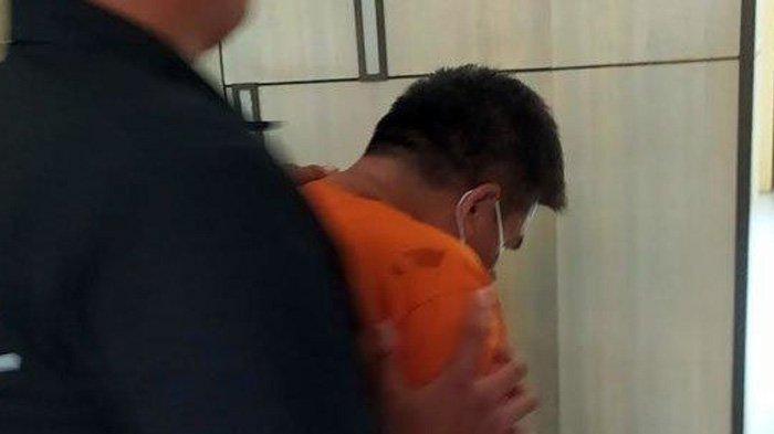 Seorang ayah berinisial ED (49) di Surabaya Utara, Jawa Timur, merudapaksa dua anak kandungnya sendiri saat masih pelajar, selama tiga tahun. Pria yang bekerja sebagai sopir jasa pengiriman paket atau ekspedisi itu merudapaksa kedua anaknya sejak 2021 hingga 2024. Kedua korban telah berusia 17 dan 18 tahun. (Tribun Jatim)