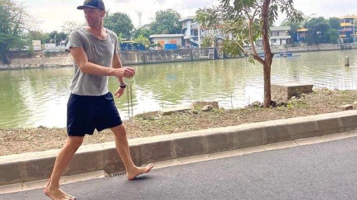 Vokalis Coldplay Chris Martin berjalan kaki nyeker tanpa alas kaki di salah satu sudut Jakarta, Selasa (14/11/2023). Hal ini seolah meledek Novel Bamukmin dkk yang akan mengadangnya.