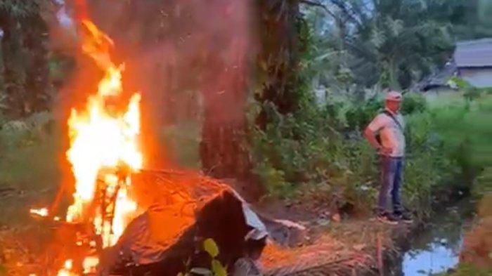 Gubuk yang disebut-sebut dijadikan sebagai sarang narkoba yang berada di Desa Teluk Meku, Kecamatan Babalan, Kabupaten Langkat, Sumatera Utara, dibakar Satres Narkoba Polres Langkat, pada Kamis (13/2/2024) petang.