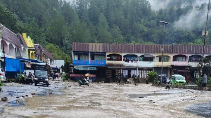 BANJIR BANDANG - Penampakan Terminal Sosor Saba, Kecamatan Girsang Sipangan Bolon, Kabupaten Simalungun yang menerima banjir bandang, pada Minggu (16/3/2025).