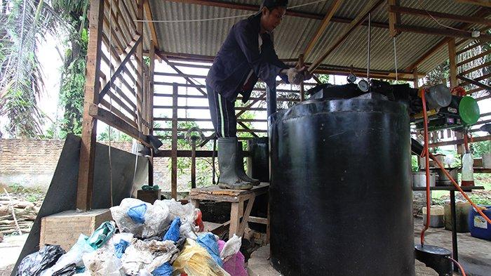 Warga mengolah sampah plastik menjadi Bahan Bakar Minyak (BBM) menggunakan mesin pengubah sampah di Binjai Selatan, Sumatera Utara, Senin (28/8). Mesin Pyrolisis atau mesin pengubah sampah plastik itu dapat mengubah satu kilogram sampah plastik menjadi satu liter BBM berupa subtitusi solar dan premium sekaligus menjadi solusi upaya mengurangi sampah plastik.