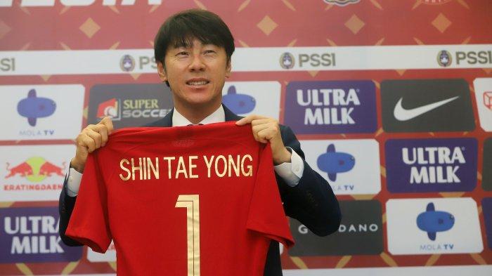 Pelatih Kepala Tim Nasional Indonesia asal Korea Selatan, Shin Tae-yong, menunjukkan jersey suvenir bertuliskan namanya pada acara penandatanganan kontrak dan perkenalan di Stadion Pakansari, Cibinong, Kabupaten Bogor, Jawa Barat, pada 28 Desember 2019. PSSI memecat Shin Tae-yong Senin (6/1/2025) meski masih memiliki kontrak hingga 2027