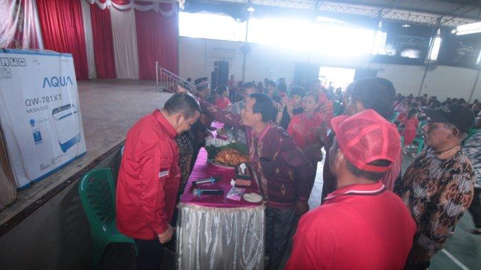 Ketua DPD PDI Perjuangan Sumut Rapidin Simbolon bersama istri (Ketua DPRD Samosir) menerima doa dan berkat melalui borhat-bohat dan diberikan Dekke Simudur-udur untuk memenangkan PDI Perjuangan dan Ganjar Pranomo Presiden i Gedung Serba Guna Harapan Bunda Kota Padang Sidimpuan, Minggu (27/8/2023)