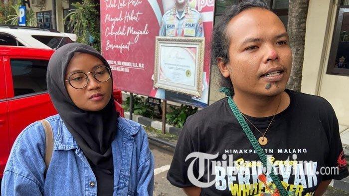 Siska (wanita berkacamata) memenuhi panggilan Satreskrim Polresta Malang Kota, Jumat (19/1/2024) buntut pengakuannya sebagai narasumber dari akun podcast YouTube Lonceng Mystery. Ia mengaku terjebak dalam sekte pengabdi setan di Malang.