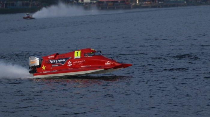 Pebalap Asal Swedia Jonas Anderson menjadi tercepat di Babak Kualifikasi F1 H2O atau F1 Powerboat Danau Toba di Kecamatan Balige, Kabupaten Toba, Jumat (1/3/2024) 