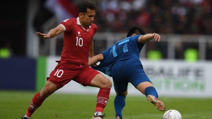 Pesepak bola Timnas Indonesia Egy Maulana Vikri (kiri) berebut bola dengan pesepak bola Timnas Thailand Ekanit Panya (kanan) pada pertandingan Grup A Piala AFF 2022 di Stadion Utama Gelora Bung Karno (SUGBK), Jakarta, Kamis (29/12/2022). ANTARA FOTO/Akbar Nugroho Gumay/tom.(ANTARA FOTO/AKBAR NUGROHO GUMAY)