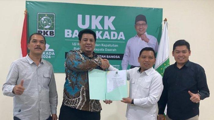 Bacalon bupati Samosir  Vandiko Gultom terima surat tugas dari DPP PKB, Rabu (5/6/2024) di Jakarta.