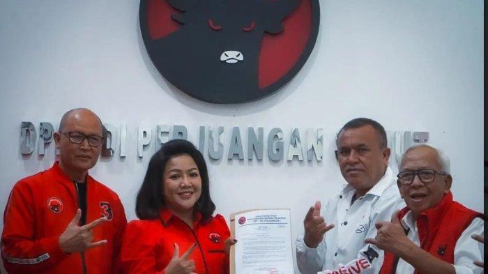 Bacalon bupati Taput Satika Simamora dapatkan surat tugas dari PDIP, Rabu (7/8/2024) di Kantor DPD PDI-P Sumut, Jalan Jamin Ginting Medan.