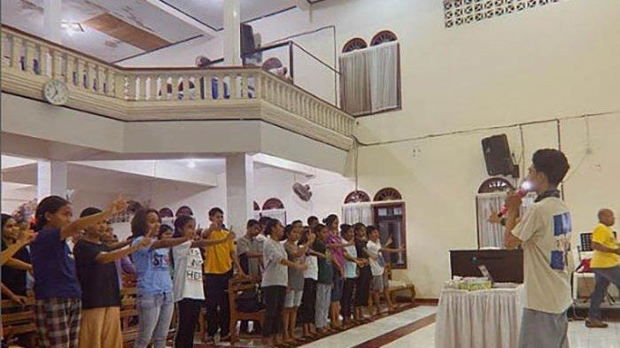 FASILITATOR Bacarita Kespro memandu diskusi edukasi seksualitas dan kespro kepada anak-anak di Pusat Pengembangan Anak (PPA) Alfa Omega Labat Kecamatan Kota Raja, Kota Kupang, pertengahan September lalu. Saat ini, ada 23 fasilitator Bacarita Kespro yang siap memberikan edukasi seputar kesehatan seksualitas dan kespro.