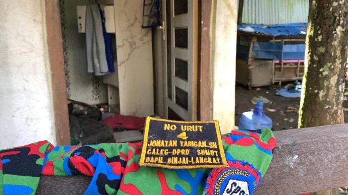 Badge nama Jonatan Tarigan, caleg PDI Perjuangan yang ditemukan di barak narkoba milik Samsul Tarigan.