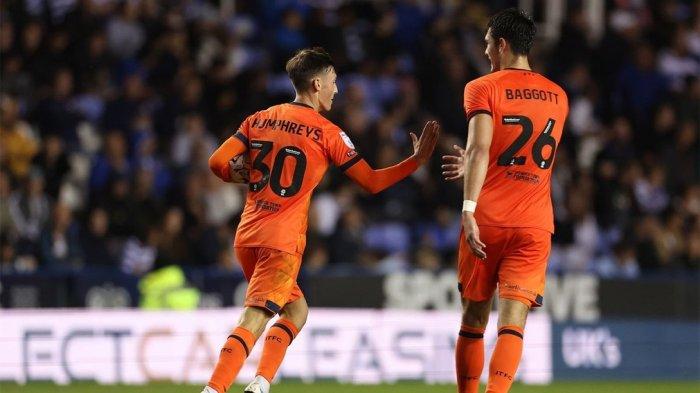Elkan Baggott (kanan) tampil selama 90 menit bersama Ipswich Town di ajang Carabao Cup