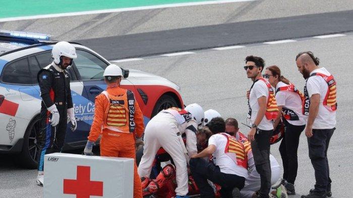Pebalap Ducato, Francesco Bagnaia, mendapat pertolongan medis setelah mengalami kecelakaan highside pada MotoGP Catalunya 2023 di Circuit de Barcelona-Catalunya, Minggu (3/9/2023) malam WIB. (Photo by LLUIS GENE / AFP)(AFP/LLUIS GENE)