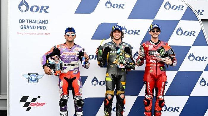 Dari kiri ke kanan, Jorge Martin (Pramac Racing), Marco Bezzecchi (Mooney VR46), Francesco Bagnaia (Ducati) setelah sesi kualifikasi MotoGP Thailand 2022 di Sirkuit Buriram, Sabtu (1/10/2022).