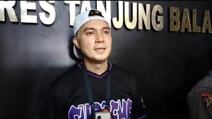 Baim Wong sambangi Polres Tanjungbalai terkait maraknya penipuan giveaway yang mengatasnamakan dirinya.