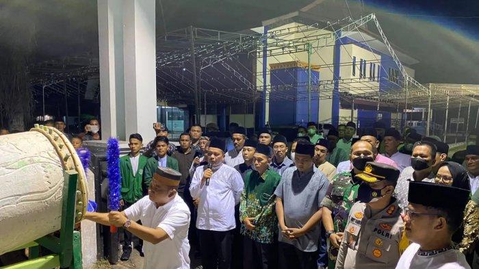 Bupati Tapanuli Tengah (Tapteng) Bakhtiar Ahmad Sibarani saat memukul beduk dalam perayaan menyambut Hari Raya Idul Fitri 1443 H, Minggu (1/5/2022)