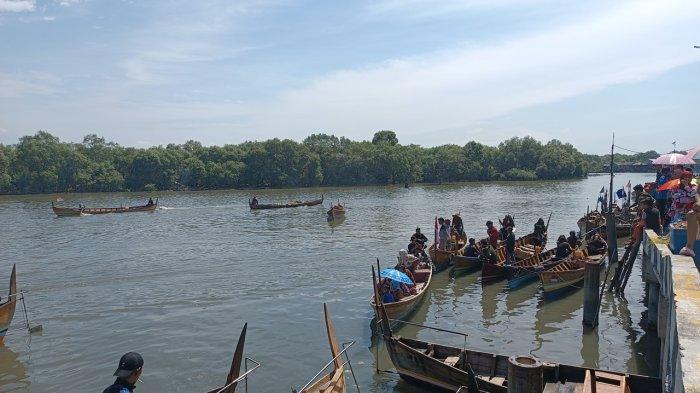 Balap sampan tradisional di Kelurahan Bagan Deli Belawan, Rabu (17/8/2022). 