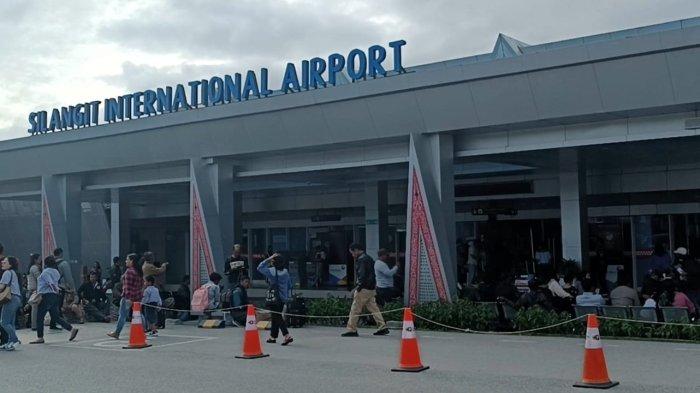 Bandar Udara Internasional Raja Sisingamangaraja XII yang terletak di Siborongborong, Kabupaten Tapanuli Utara.