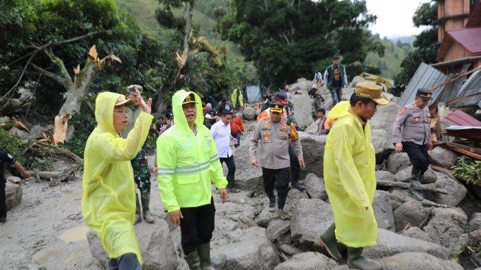 Kapolda Sumut Irjen Pol Agung Setya Imam Effendi, meninjau proses pencarian korban longsor di Bakkara, Minggu (3/12/2023) bersama Pj Gubernur Sumut dan Kasdam I/BB, Wabup Humbahas Oloan Paniaran Nababan.