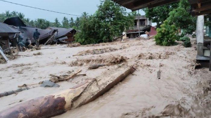 Terjangan banjir bandang melanda Kabupaten Tapanuli Selatan. Air bah dengan batang-batang kayu hutan menyapu empat desa, tepatnya di Kota Tua, Harean, Sisoma dan Simaninggir, Kecamatan Tano Tombangan Amgkola, sejak Rabu hingga Kamis (19/12/2024).