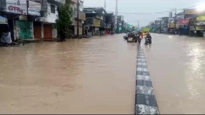 Banjir masih setinggi betis orang dewasa yang menggenang di Jalan Kampung Lalang-Binjai, Jalan TB Simatupang dan kearah Jalan Kelambir V.