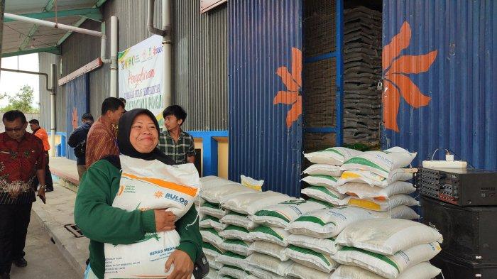Masyarakat penerima manfaat bantuan beras dari pemerintah saat mengambil langsung beras di Gudang Bulog Sumbul, Jalan Jamin Ginting, Kabanjahe, Kabupaten Karo, Jumat (22/9/2023).