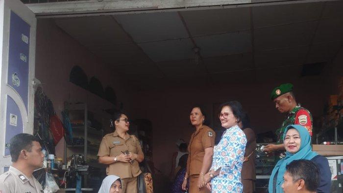 Bhabinkamtibmas Polsek Siantar Utara Aiptu Beta Sinambela bersama Lurah Martoba Ade Kurnia Harchan, SE memonitor pembagian BPNT (Bantuan Pangan Non Tunai), Selasa (21/111/2023).