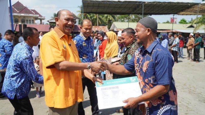 Syah Afandin Salurkan Bantuan untuk Bilal Mayit dan Penggali Kubur ...
