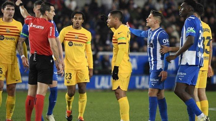 Penyerang muda Barcelona, Vitor Roque, mendapat kartu merah pada laga Liga Spanyol melawan Alaves di Stadion Mendizorroza, Sabtu (3/2/2024).