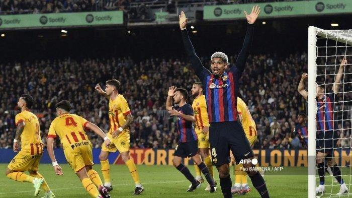 Bek Uruguay Barcelona Ronald Araujo dan rekan satu timnya memberi isyarat kepada wasit selama pertandingan sepak bola liga Spanyol antara FC Barcelona dan Girona FC di stadion Camp Nou di Barcelona pada 10 April 2023. (Pau BARRENA/AFP)