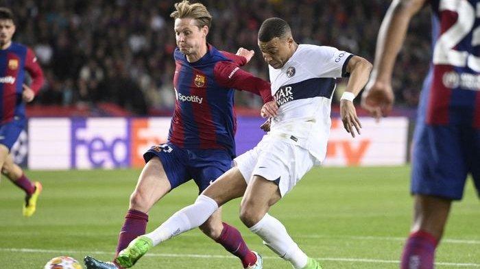Penyerang Paris Saint-Germain, Kylian Mbappe, berduel dengan gelandang Barcelona, Frenkie de Jong, pada leg 2 babak perempat final Liga Champions 2023-2024 di Estadi Olimpic Lluis Companys, Selasa (16/4/2024).