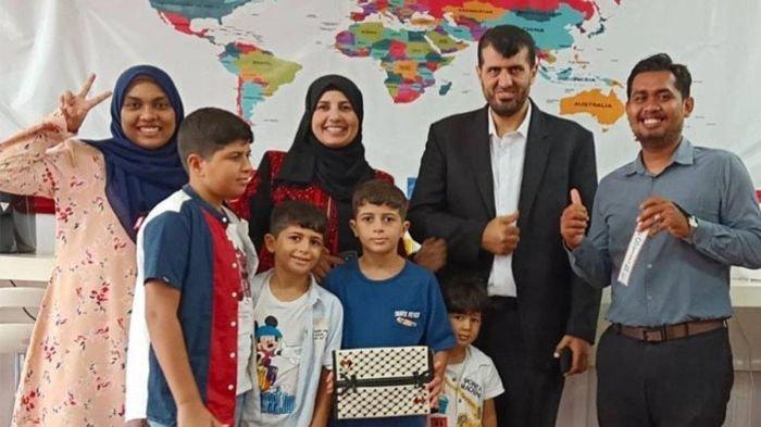 Mohammed JH Alzaanin (kedua, kanan) beserta istri dan anak