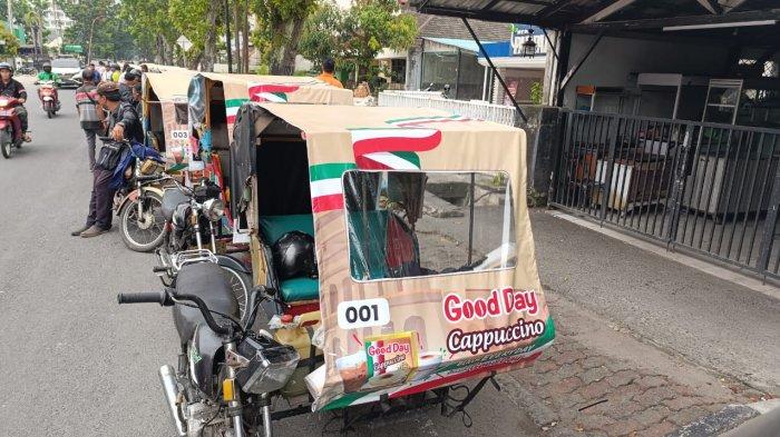 Becak yang sudah terpasang benner kopi Good Day Cappuccino terlihat berbaris rapi. (Tribun Medan/Husna Fadilla) 