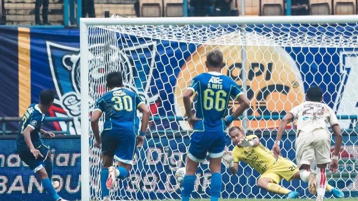 Tendangan penalti Beckham Putra Nugraha pada menit ke-42 bisa ditangkap oleh kiper Persija Andritany Ardhiyasa.