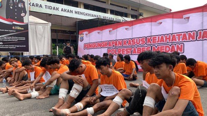 Tampang para pelaku begal yang sebabkan mahasiswa UMSU tewas, tampak sedang menundukkan wajahnya di hadapan kamera, Kamis (22/6/2023).