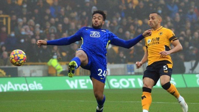 Bek Chelsea Inggris Reece James berebut bola dengan pemain Wolverhampton Wanderers saat pertandingan di Stadion Molineux di Wolverhampton, Inggris tengah, Minggu (19/12/2021).