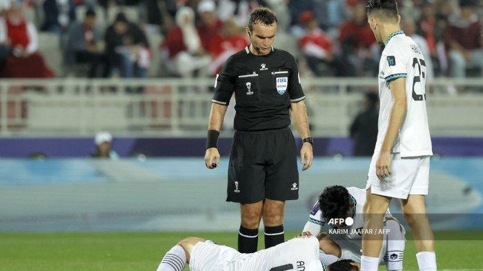 Bek Indonesia #04 Jordi Amat terbaring di lapangan setelah ia cedera saat pertandingan sepak bola Grup D Piala Asia AFC Qatar 2023 antara Vietnam dan Indonesia di Stadion Abdullah bin Khalifa di Doha pada 19 Januari 2024. 