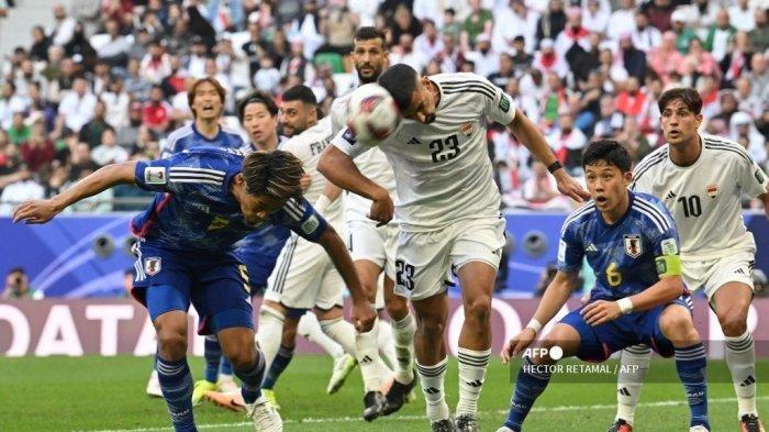 Bek Irak #23 Merchas Doski menyundul bola melewati gelandang Jepang #05 Hidemasa Morita selama pertandingan sepak bola Grup D Piala Asia AFC 2023 Qatar antara Irak dan Jepang di Stadion Kota Pendidikan di Al-Rayyan, sebelah barat Doha pada 19 Januari 2024.