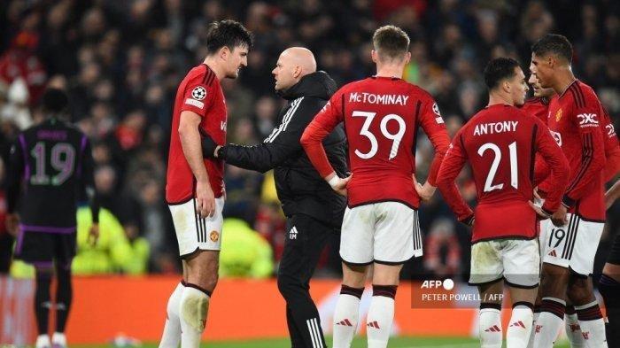 Bek Manchester United #05 Harry Maguire mengalami cedera selama pertandingan sepak bola grup A Liga Champions UEFA antara Manchester United dan FC Bayern Munich di stadion Old Trafford di Manchester, barat laut Inggris, pada 12 Desember 2023. (PETER POWELL / AFP)