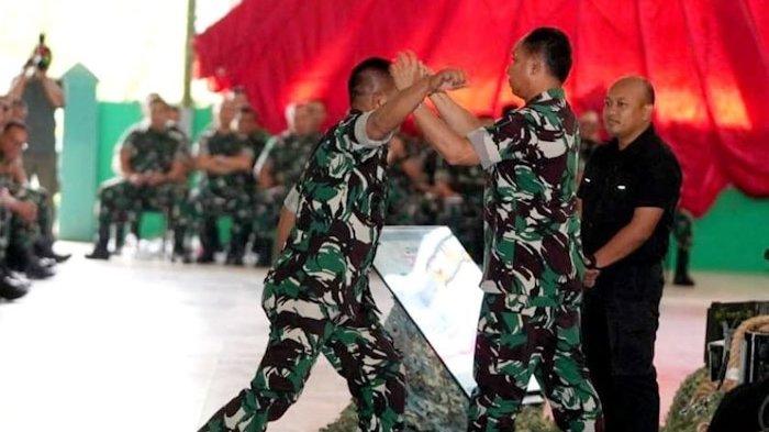 Kepala Staf Angkatan Darat (KSAD) Jenderal Agus Subiyanto turun langsung memberikan contoh peragaan beladiri praktis kepada prajurit TNI AD. Peragaan beladiri praktis ini ditampilkan KSAD Jenderal Agus Subiyanto di sela-sela pengarahan Apel Komandan Satuan TNI AD Semester II TA 2023 di Situ Lembang, Jawa Barat, Jumat (3/11/2023). (Dispenad)