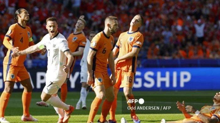 Reaksi pemain Belanda, Donyell Malen (kanan), setelah membuat gol bunuh diri dalam laga melawan Austria di Grup D EURO 2024, Selasa (25/6/2024) di Berlin.