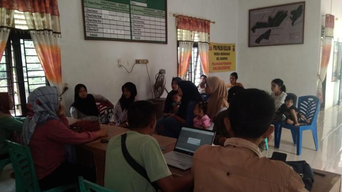Belasan warga sedang mengantre untuk mendaftar