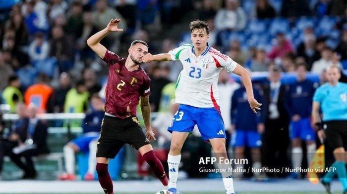 Zeno Debast dari Belgia dan Niccolo' Pisilli dari Italia berebut bola selama pertandingan Liga A Grup A2 UEFA Nations League 2024/25 antara Italia dan Belgia di Stadio Olimpico pada 10 Oktober 2024 di Roma, Italia. Prediksi skor Belgia vs Italia dalam lanjutan matchday kelima UEFA Nations League 2024/2025. Asa Gli Azzurri lolos ke perempat final.