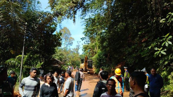 Bencana longsor terjadi di 3 titik menutup badan  jalan Lintas Sumatera, tepat di  Pagaran Pisang, desa Sibalanga dan Dusun Parsikaman desa Pagaran lambung 1 Kecamatan Adiankoting Taput.