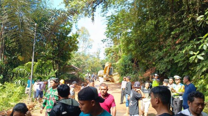 Bencana longsor terjadi di 3 titik menutup badan jalan