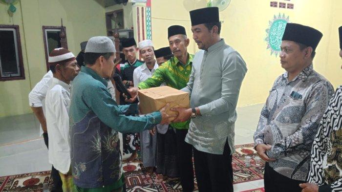 TIM SAFARI RAMADHAN: Wakil Bupati Pakpak Bharat, H Mutsyuhito Solin, Dr, M.Pd melepas keberangkatan Tim Safari Ramadhan Majelis Ulama Indonesia (MUI) Kabupaten Pakpak Bharat di Kantor DP MUI Pakpak Bharat, Salak, Selasa (18/3/2025). (Diskominfo Pakpak Bharat)