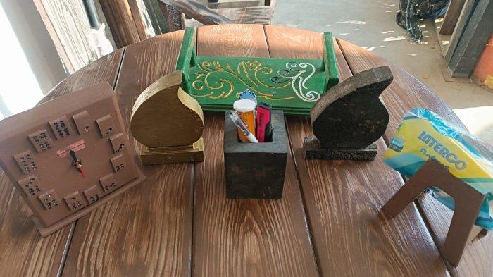 Berbagai kreasi dari sampah plastik yang diolah Tom di Ecofriendly Board Belawan.