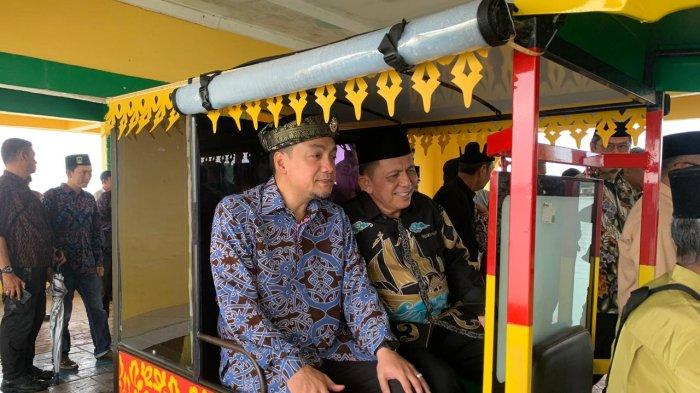Menteri Besar Johor, Yang Amat Berhormat (YAB) Dato' Onn Hafiz Ghazi di Pulau Penyengat, Tanjungpinang. Gubernur Kepri, Ansar Ahmad mengajak untuk berkeliling menggunakan Gerobak listrik (Gelis).