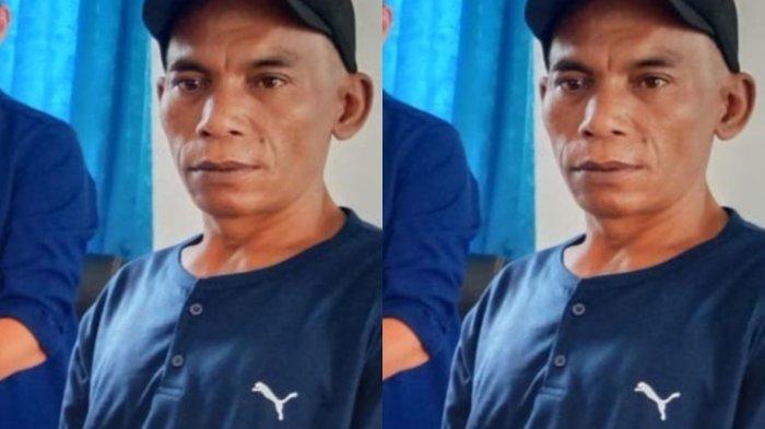 PEGAWAI SPBU DIPECAT - Berman Simarmata (45) saat mengajukan permohonan mediasi di Kantor Disnaker Kabupaten Simalungun, Sumatera Utara, Jumat (11/7/2025). Belum lama ini, Berman kehilangan pekerjaan setelah mendapat surat pemecatan dari pihak manajemen SPBU karena tepergok mengisi 10 liter BBM ke dalam jeriken.
