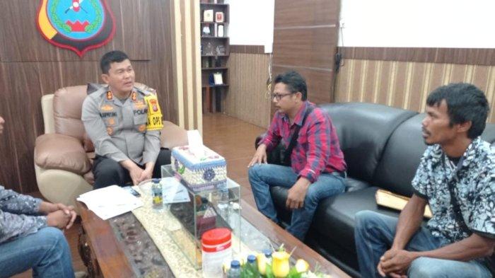 Kapolres Simalungun AKBP Ronald FC Sipayung SIK SH MH menerima kedatanganTopan Bakkara di Ruang Kerja Kapolres Simalungun, Kamis (26/10/2023). Topan Bakkara menceritakan keluhannnya terkait bayinya yang meninggal dunia diduga akibat kecerobohan atau mal praktik Bidan Desa Elvinawati Ambarita.